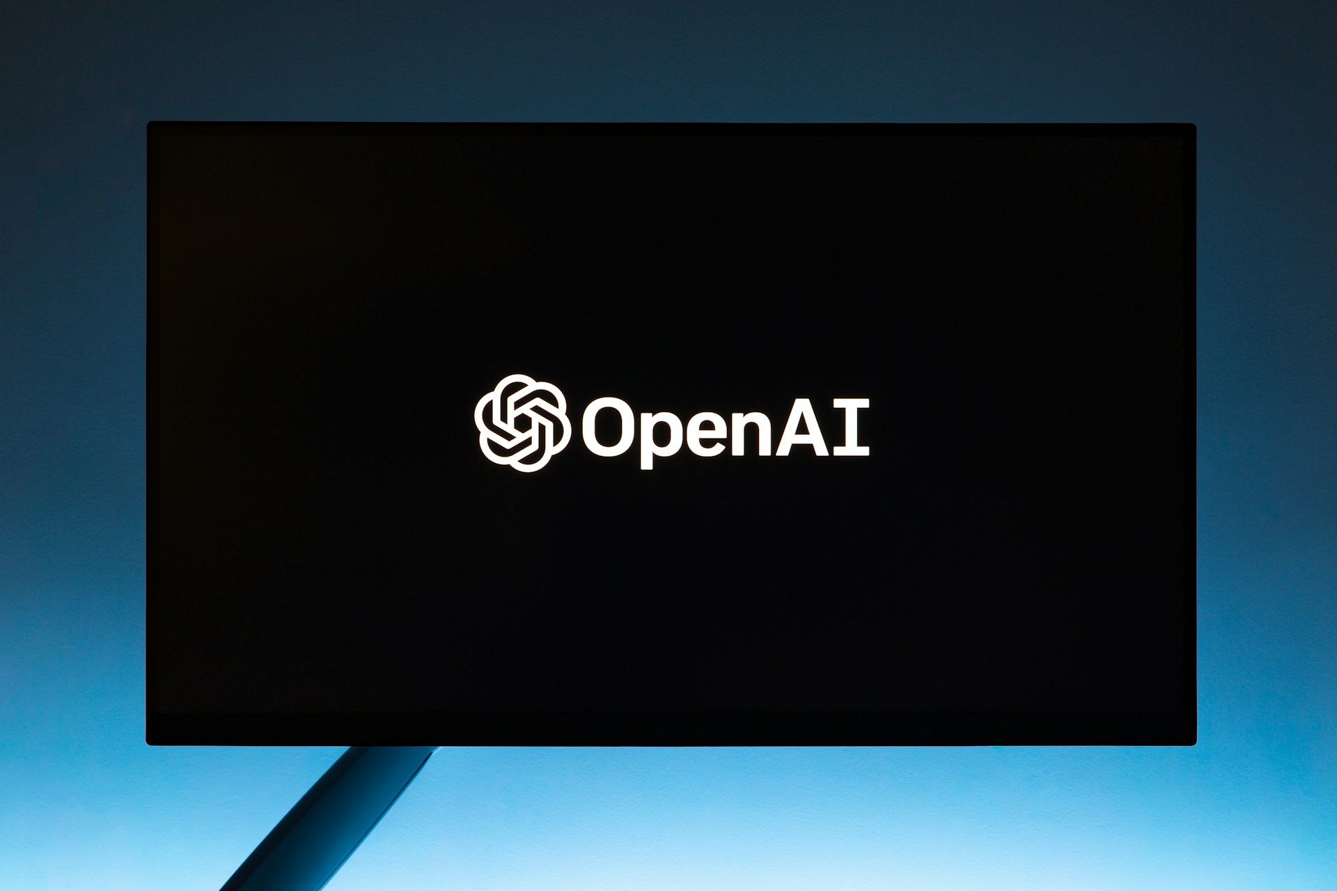 Logo OpenAI / ChatGPT na ekranie monitora - sztuczna inteligencja i sposoby zarabiania na AI w 2026 r.